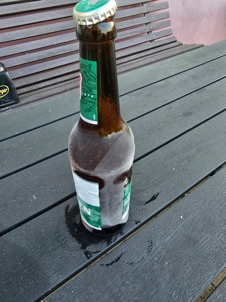 Flasche Holsten Bier mit Reif auf der Flasche 