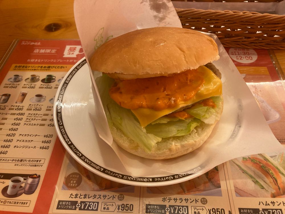 コメダ珈琲店の月見バーガーダヨ！
デカい！
カロリーもビッグサイズだゼ！