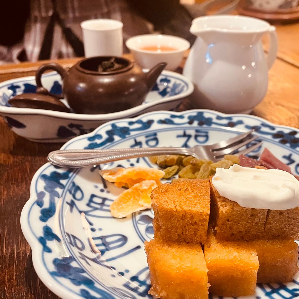 手前にお茶菓子(ドライフルーツ、マーライコウなど)
奥に急須、茶杯、茶海、聞香杯などの茶器が写っています