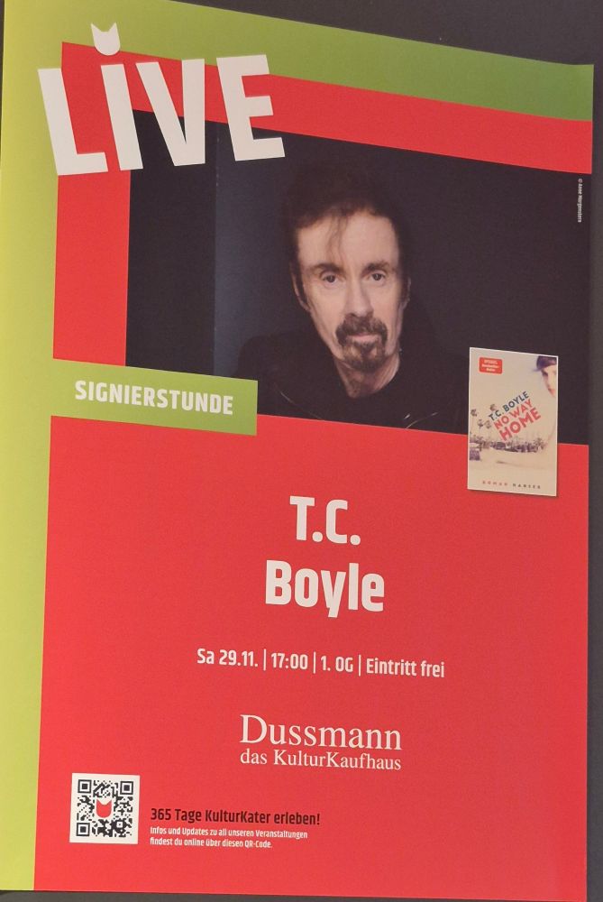 Plaket roter Hintergrund. Foto eines Mannes dessen Gesicht nur zu sehen ist.
Text: T.C. Boyle
Signierstunde, Eintritt frei
Sa. 29.11.2025
Dussmann