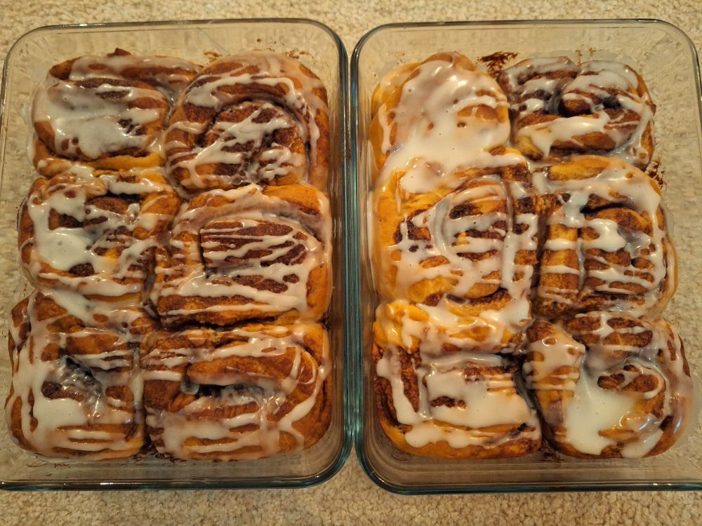 2 Auflaufformen mit je 6 Zimtschnecken und Zuckerguss 