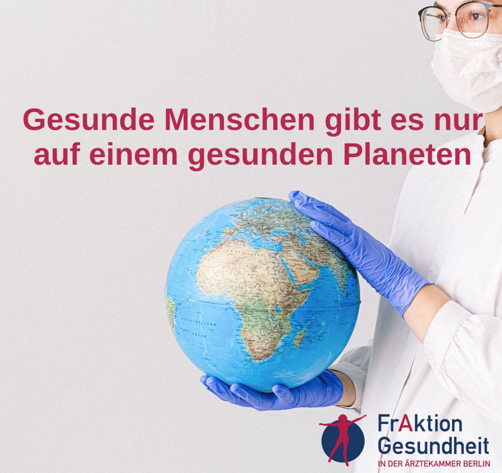 Eine Ärztin mit Handschuhen und Maske hält eine Erdkugel in den Händen und schaut in die Ferne. Darüber in roter Schrift: "Gesunde Menschen gibt es nur auf einem gesunden Planeten"