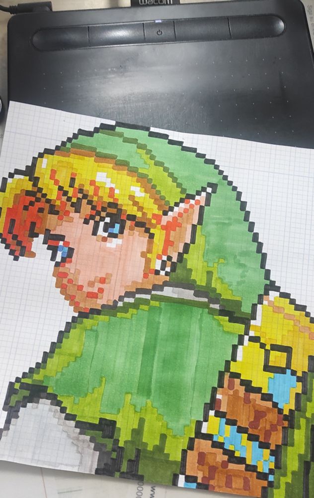 Pixel art del personaje de Zelda "Link" hecho sobre una hoja de papel cuadriculado 