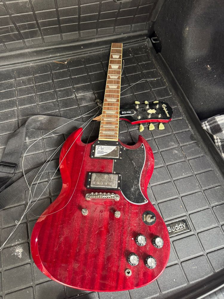 Electric guitar with a broken off headstock