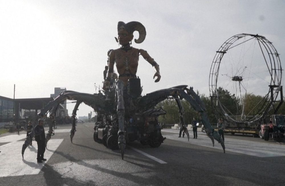 Fiéis católicos se revoltam com 'conotação satânica' de ópera com gigantes mecânicos