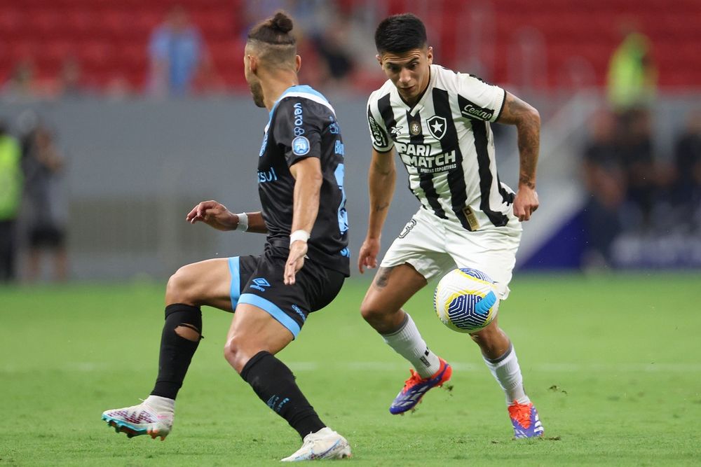 Em jogo confuso em Brasília, Botafogo tropeça no Grêmio, mas mantém liderança do Brasileirão