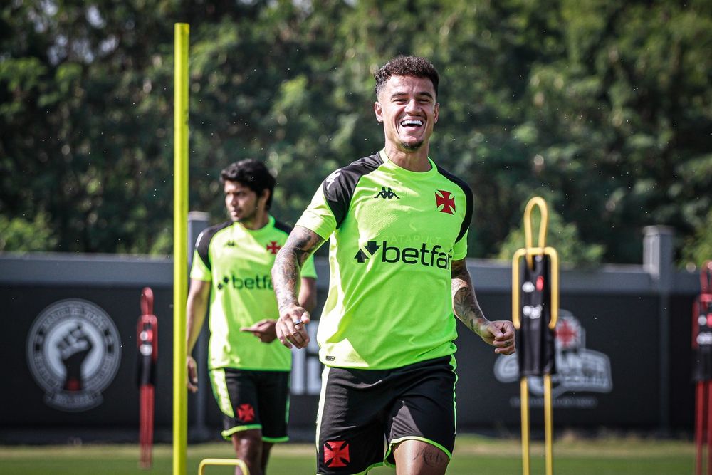 Vasco pode ter Coutinho, que vive desafio de jogar 90 minutos desde que voltou ao Brasil