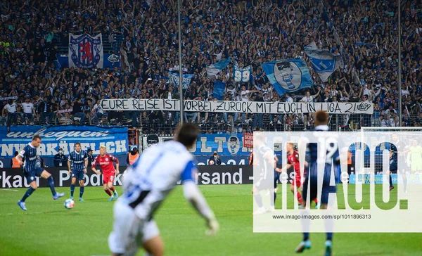 Bochum fans gegen Bielefeld mit dem Banner “Eure Reise ist vorbei, zurück mit euch in Liga W!”
