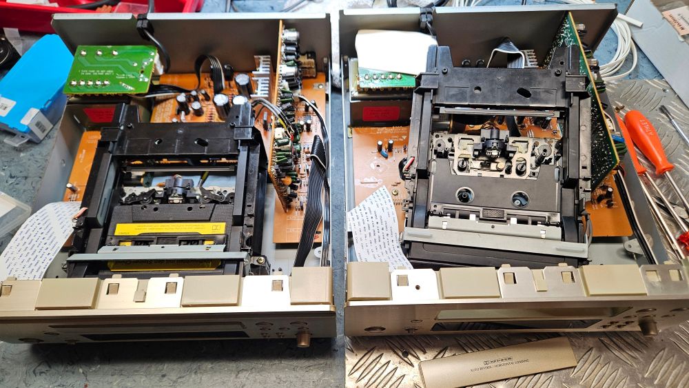 2 defekte Kassettengeräte