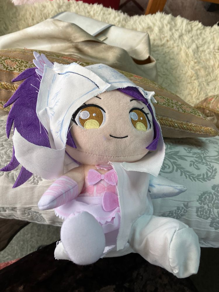 多分色々考えてる。『（ここの布はひっくり返るからこう縫わなくてはいけなくて、でもここはこれにあわせてサイズを取ってるから…?????）』的な感じで。
仮布を半分だけ着てる
これは形になるのか不安ですね。