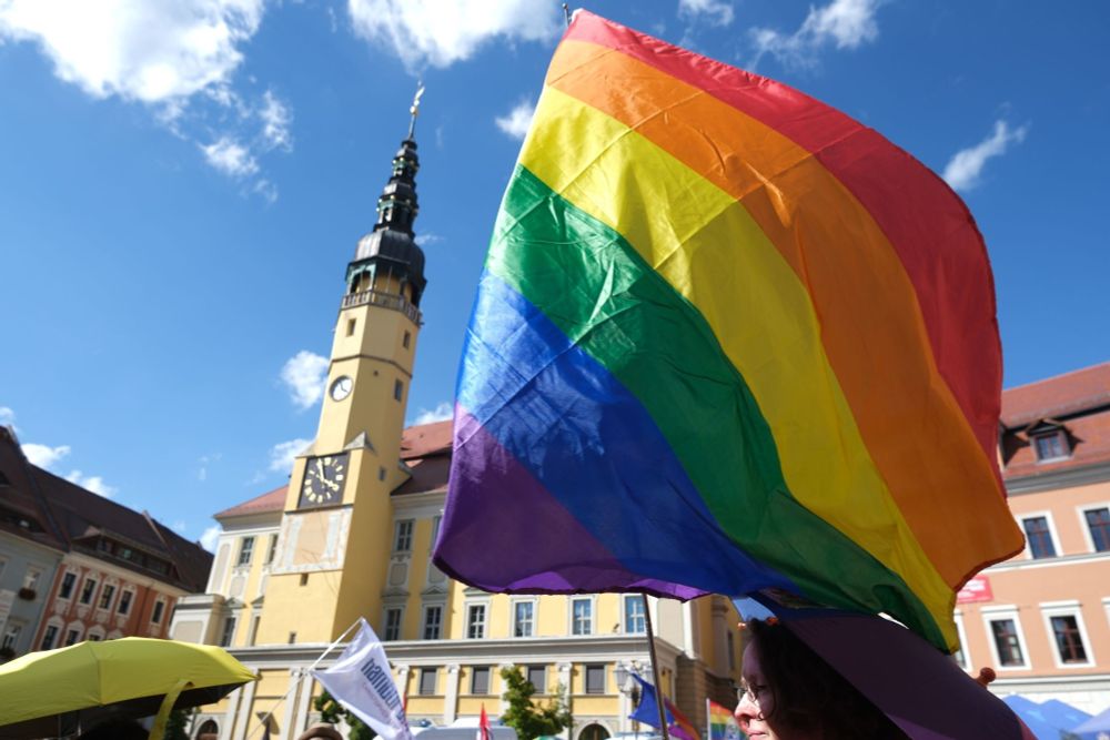 Queere Solidarität: „Pride Soli Ride“ fährt zu CSDs in Kleinstädten