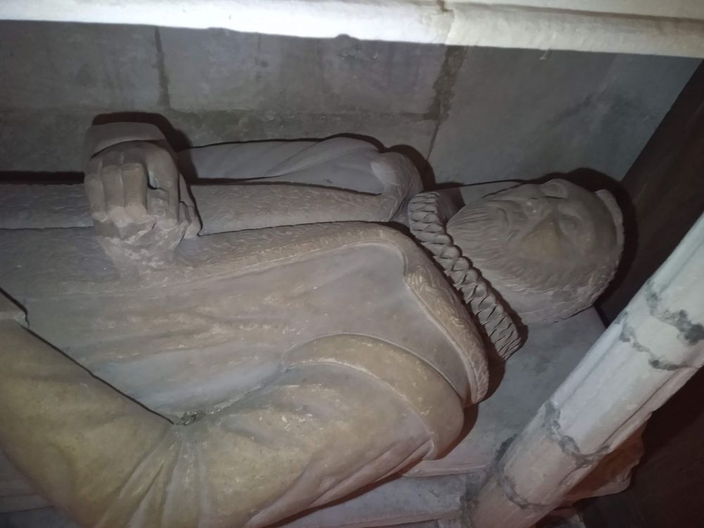 Detail of lower male effigy, wearing ruff. 