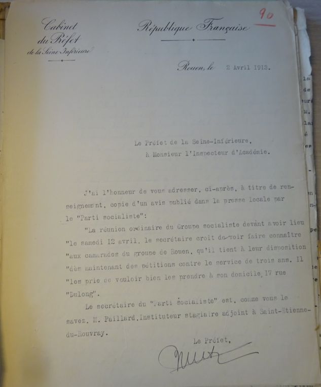 Lettre du préfet de la Seine-Inférieure à l'Inspecteur d'académie. Les pétitions contre la loi des 3 ans sont disponibles chez le secrétaire du groupe socialiste de Rouen qui est instituteur stagiaire.
