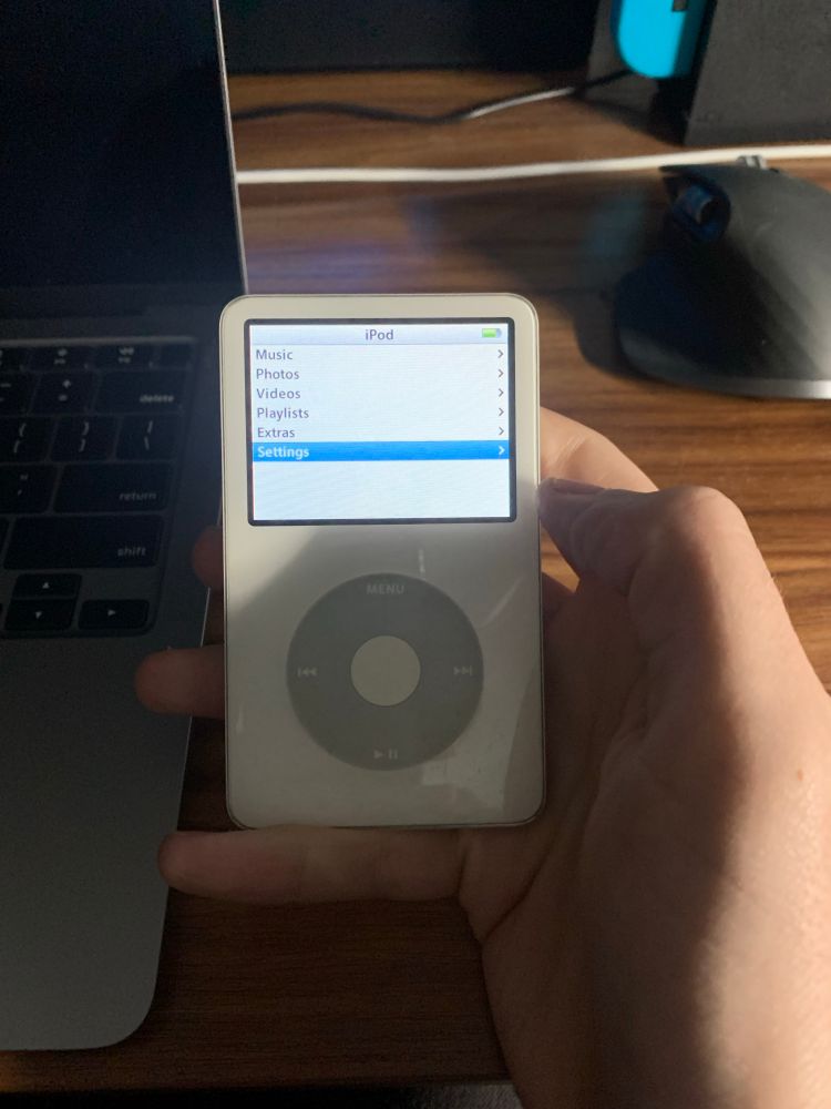 A white iPod classic 5th gen