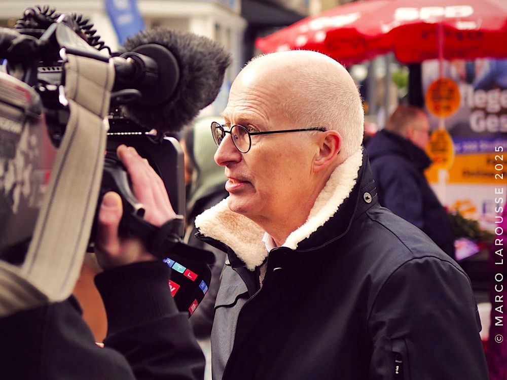 Peter Tschentscher gibt ein Fernsehinterview am Whlkampfstand der SPD.