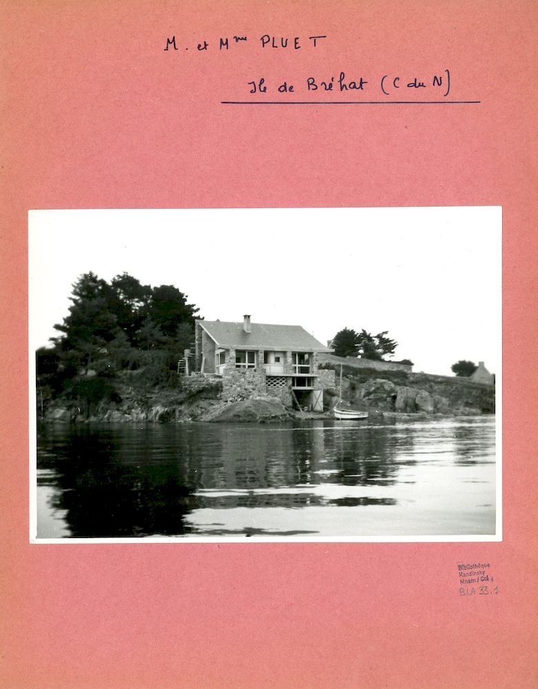 Maison de Lola et Jean Pluet sur l’île de Bréhat conçue par Pierre Jeanneret, vers 1949, photographie de Lola Blanchon. Centre Pompidou/MNAM-CCI/Bibliothèque Kandinsky/Fonds Georges Blanchon, BLA 33.1.© ADAGP, Paris. Photo : © Centre Pompidou, MNAM-CCI, Bibliothèque Kandinsky/Fonds Georges Blanchon/Dist. GrandPalaisRmn