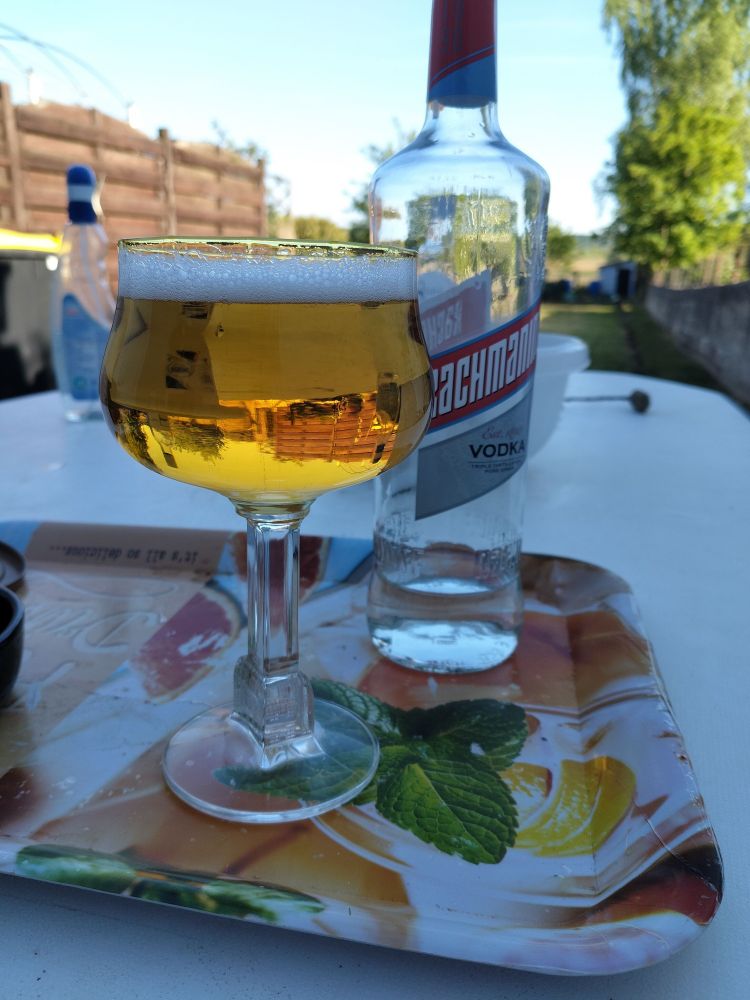 Une bouteille de vodka et un verre de Maredsous.
