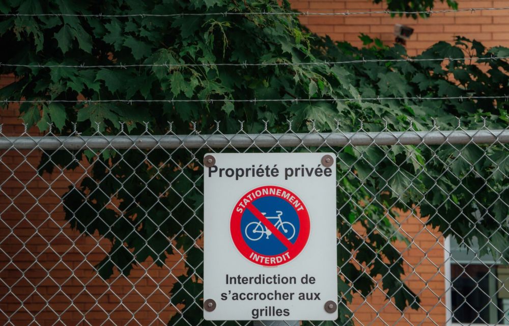 Les barbelés dans Ville-Marie contreviennent à la réglementation municipale