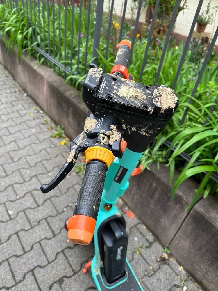 der lenker eines e-scooters, den eine vogelschar zum verrichten ihrer notdurft verwendet hat.