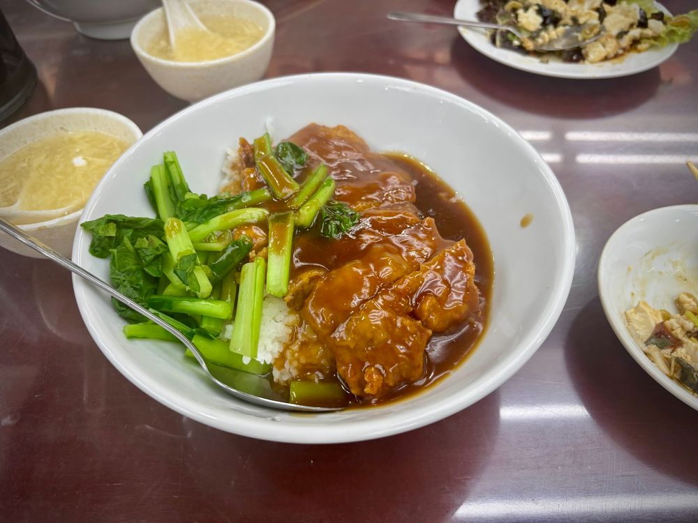 ここのお店の排骨飯は骨なしあんかけタイプ