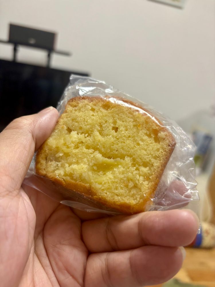 相模湖交流センターで買ったパウンドケーキ100円。美味しい。安すぎるので値上げ希望。