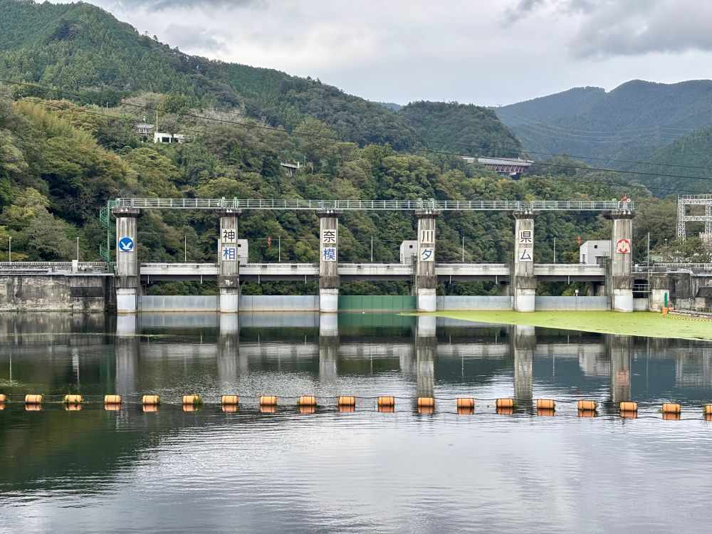 相模ダム。反対側は工事中でほぼ見えなかった…。