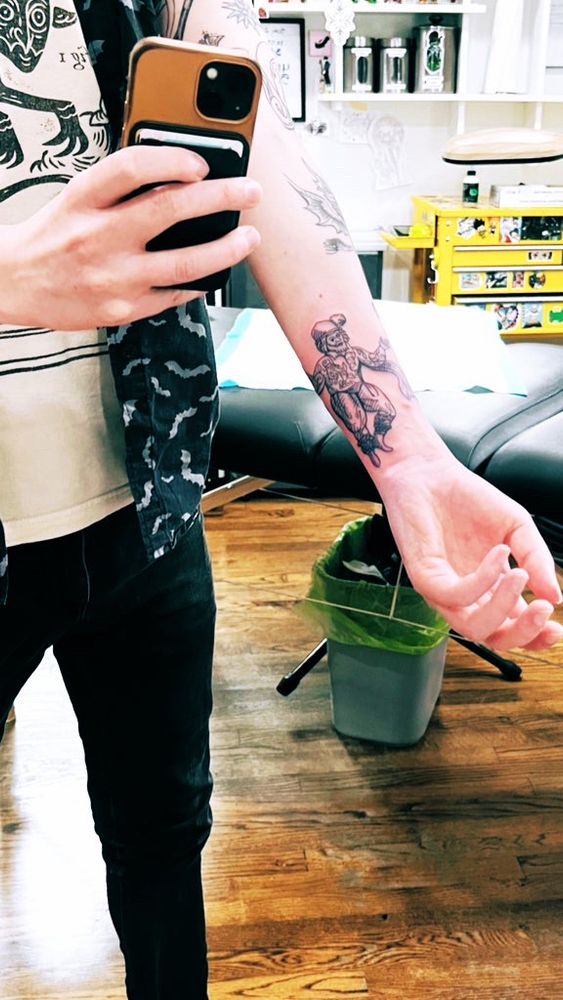 Mirror-photo of a woodcut tattoo on Khristian’s lower forearm of William Kempe from Kemps nine daies vvonder (1600).