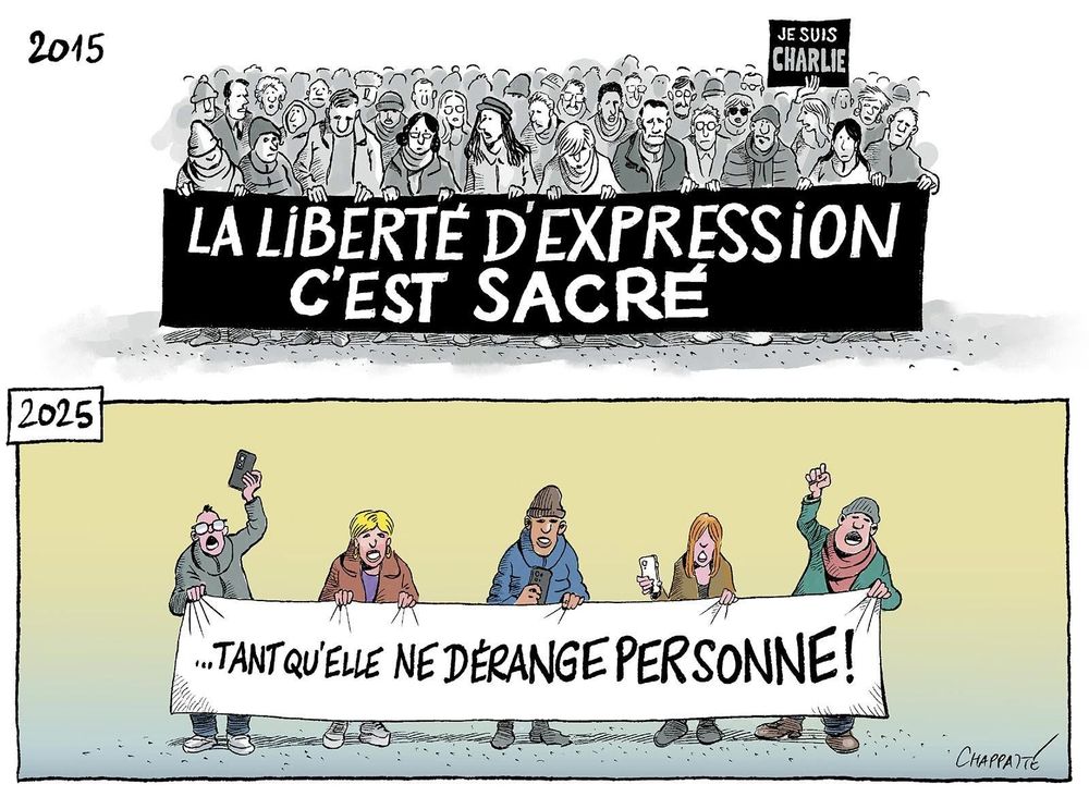 Caricature en deux parties comparant 2015 et 2025.
2015 : Foule diverse brandissant une pancarte 'La liberté d'expression c'est sacré' et un drapeau 'Je suis Charlie'.
2025 : Cinq personnes tenant une banderole 'Tant qu'elle ne dérange personne !', tous sur leurs téléphones.
Signé Chappatte.