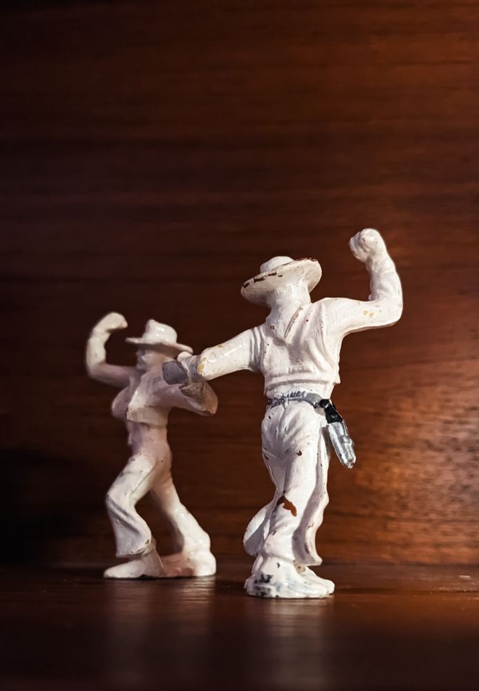 männer beim deppentanz hier als miniatur im regal fotografiert 