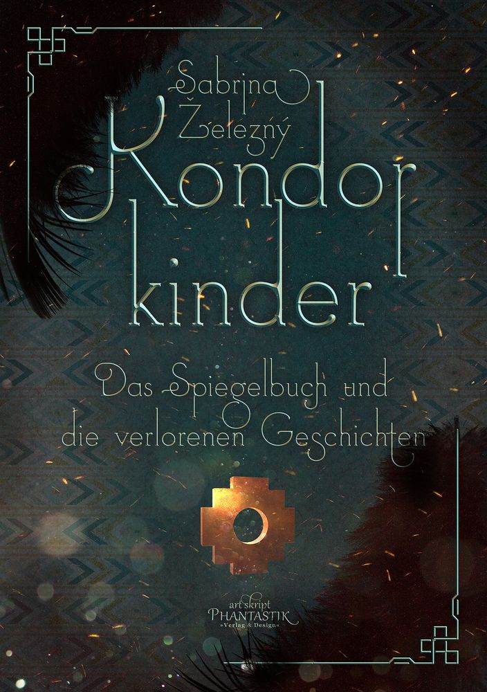 Buchcover von "Kondorkinder" von Sabrina Železný. Hintergrund ist dunkel, eine Ahnung eines geometrischen Musters, darüber Lichtreflexe und Goldfunken. Buchtitel in einer silbermetallischen Schrift in der Mitte. Darunter mittig ein goldenes Andenkreuz und der Verlag (Art Skript Phantastik), rechts unten und oben links rahmen schwarze Federn und silberne Schmuckrahmen das Cover ein.