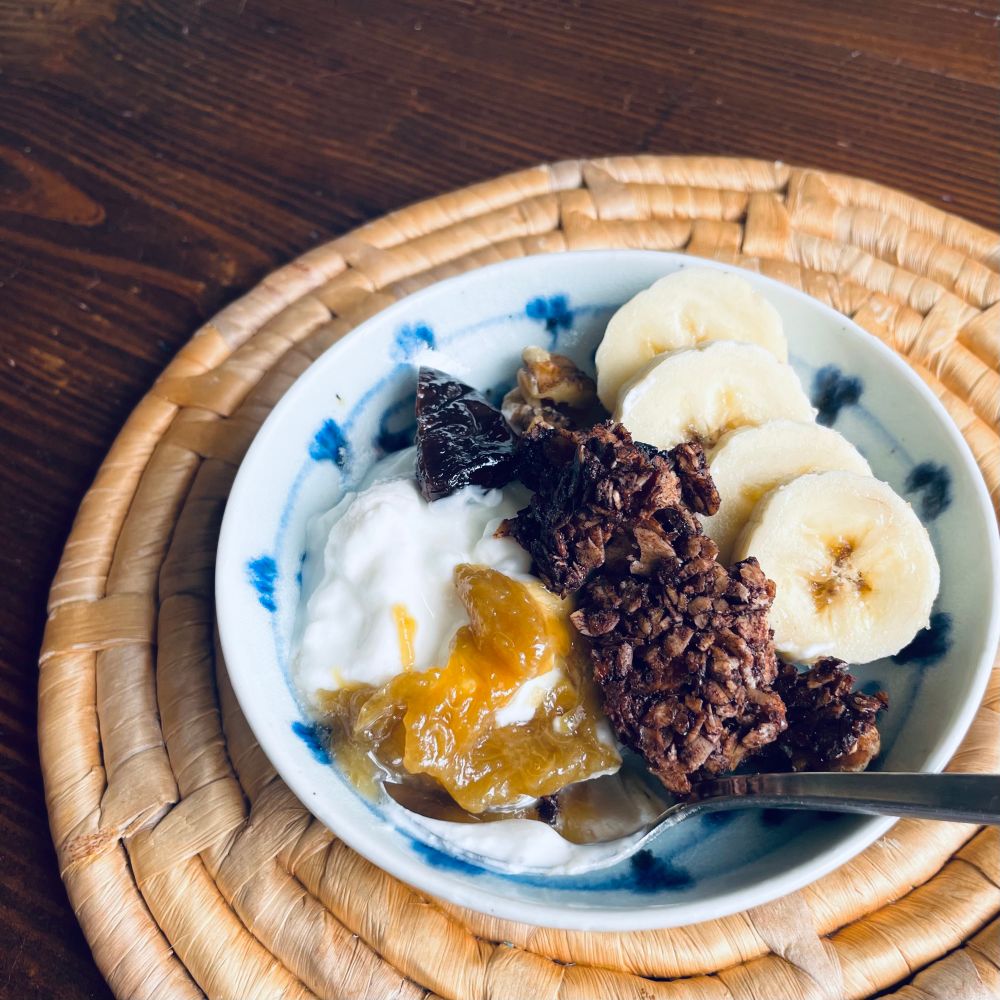 上記ヨーグルトなどが一皿に乗ってるところ。唐草模様の砥部焼のお皿。