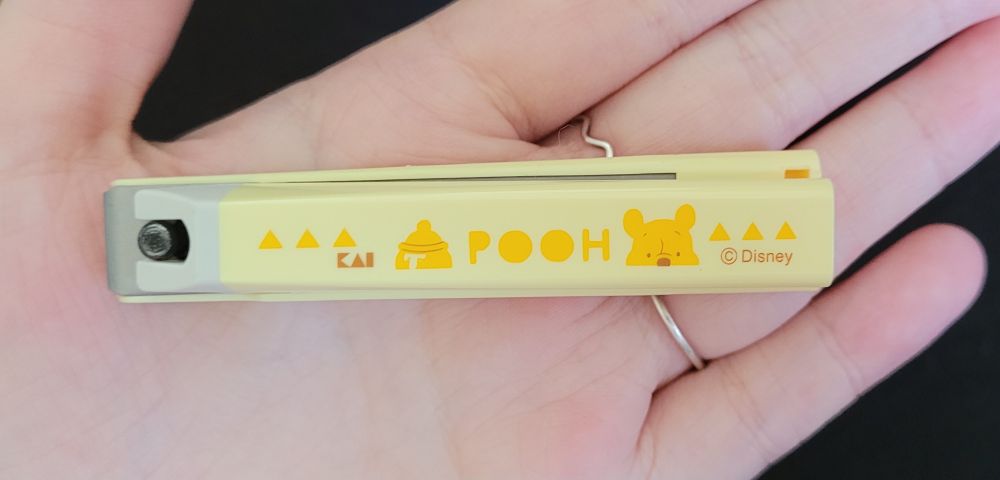 일본 브랜드 카이지루시의 손톱깎이 소형. 디즈니와 콜라보를 한 제품입니다. 연노란빛 몸체에 진한 노란색으로 곰돌이 푸의 이름과 얼굴이 그려져 있습니다.