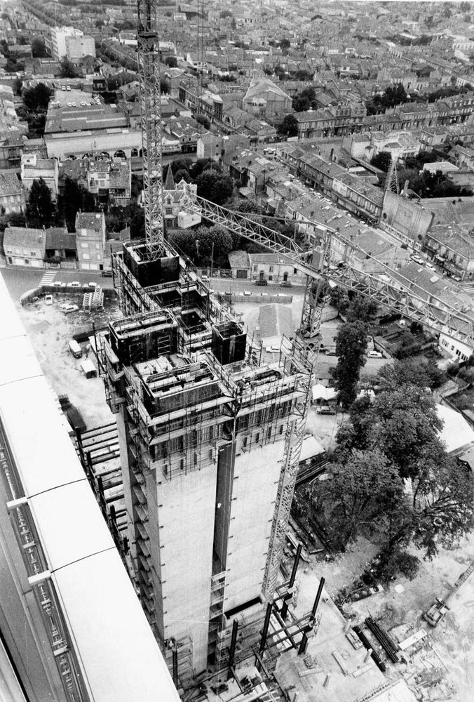 Vue aérienne de Bordeaux 1968 depuis la tour en construction de la cité administrative, photo parue dans le journal Sud Ouest