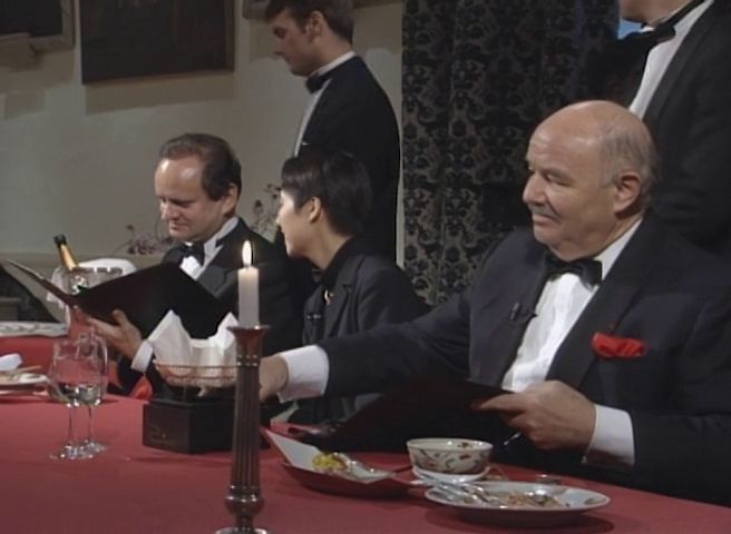 Frame #75350 from S05 -E01 - France Special - Part 1-629310
