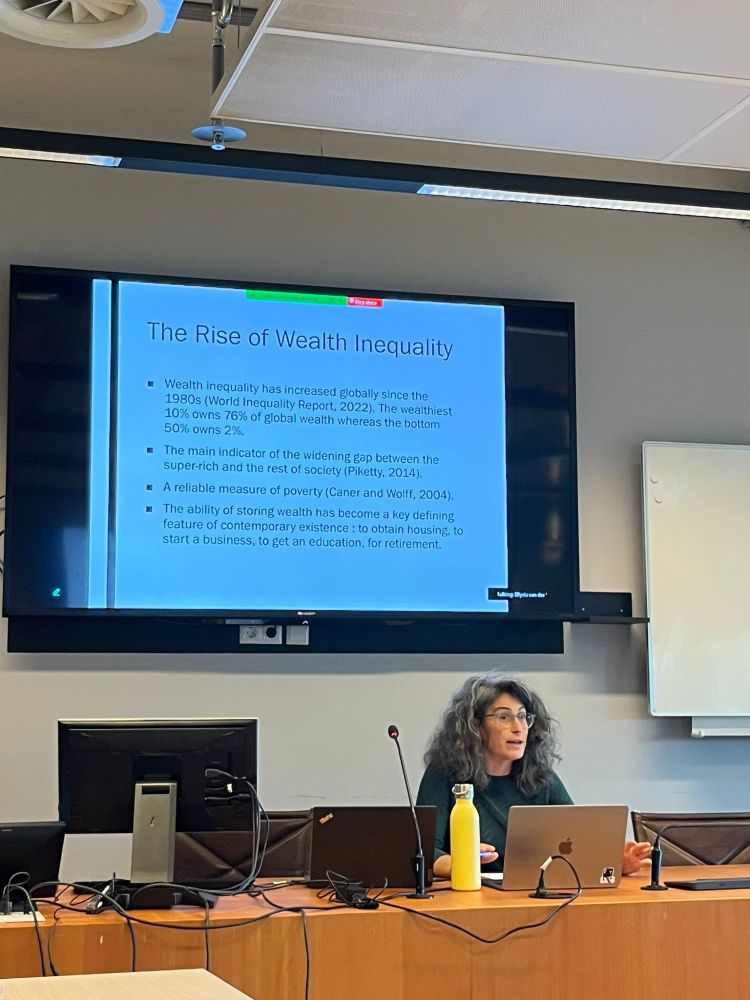 Picture of Sibylle's talk before the fire alarm interrupted the presentation 