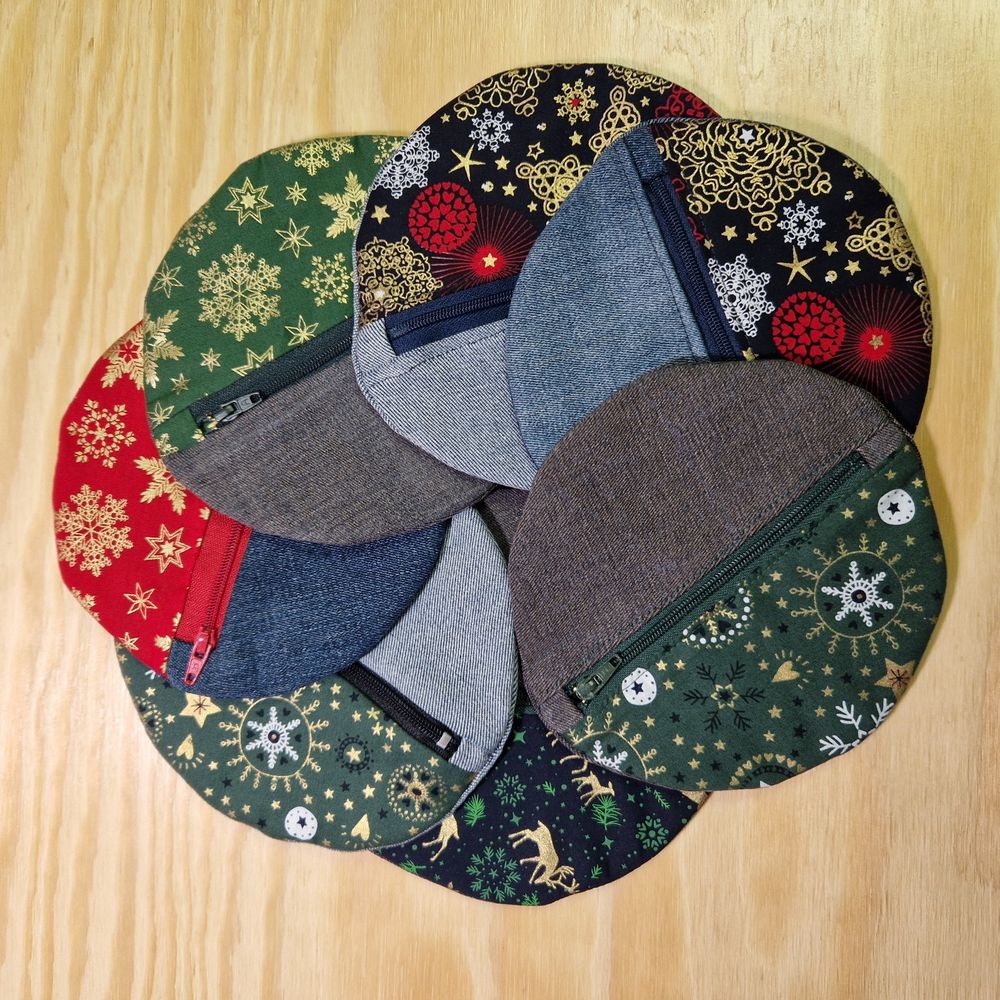 7 petites trousses rondes sont disposées en couronne. Elles sont fabriquées en tissu jean + tissu coton motif noël. 