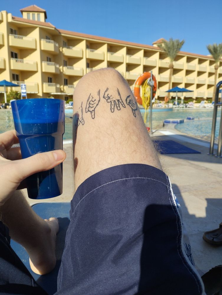 Sonne, Bier, acab tattoo über dem Knie