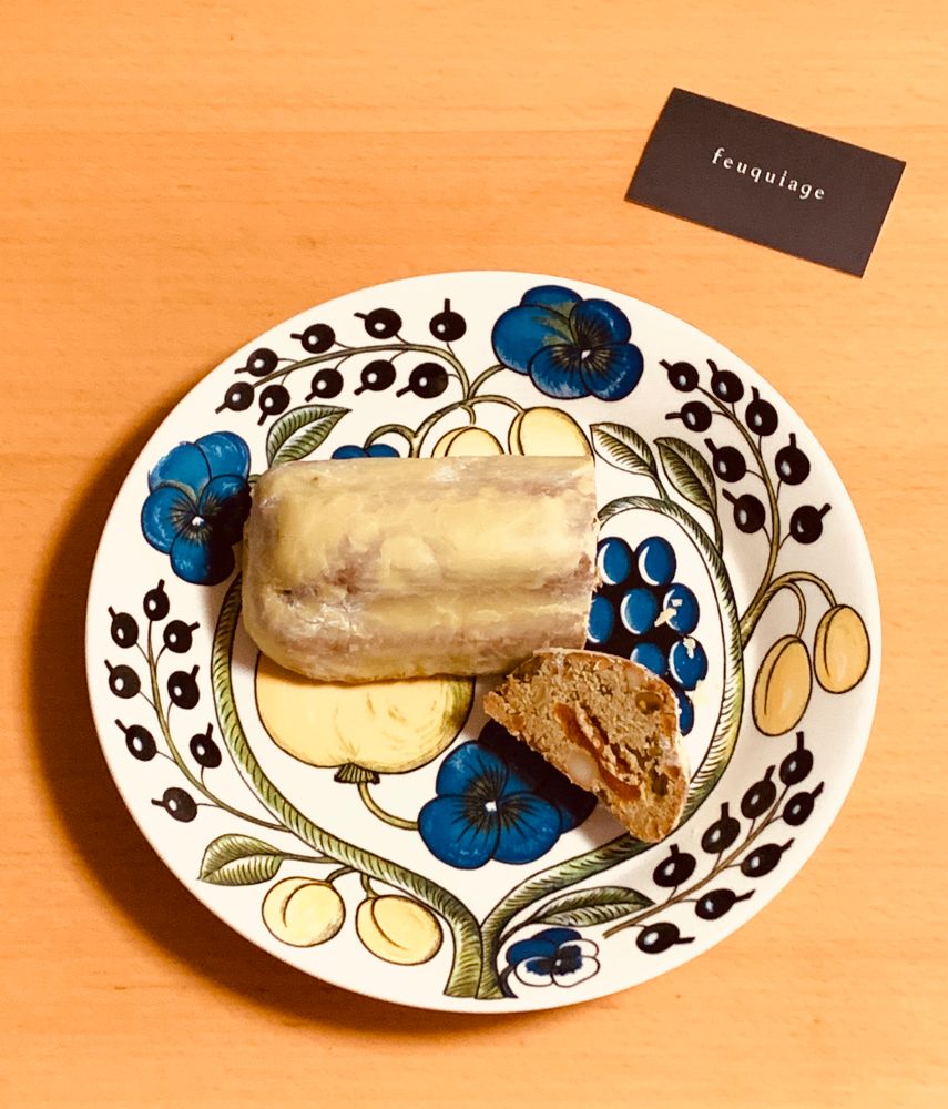 黄色がかったコーティングのシュトーレン
断面に、アプリコットやナッツが見える
品名：シェフの食べたいシュトーレン
店名：feuquiageフキアージュ