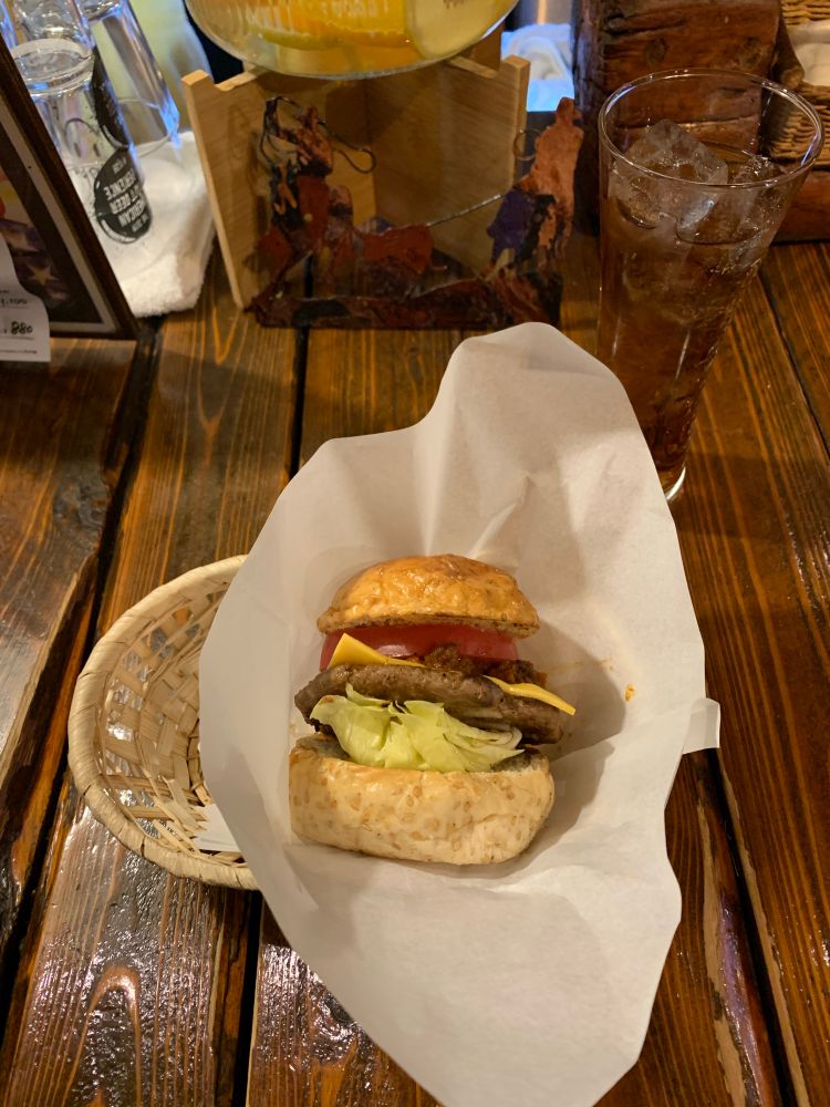 ジャクソンバーガーとジンジャーエール
バンズの胡麻とミートソースが美味しい
カウンター席にて　