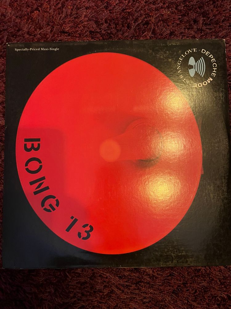Das Cover von der Depeche Mode Maxi Single „Strangelove“. In der Mitte ist ein Megaphone abgebildet mit der Aufschrift „BONG 13“ Links unten. 