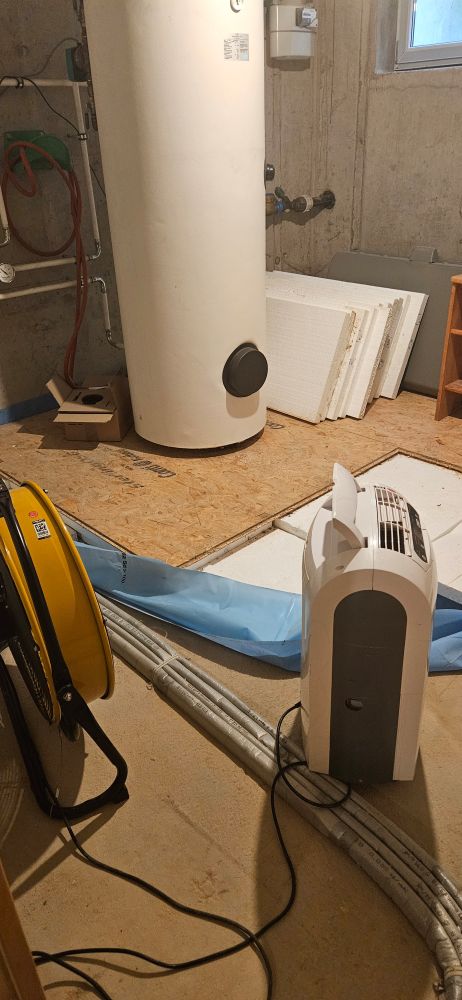 Keller mit Trocknungsgeräten und teilweise entferntem Boden