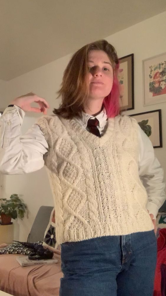 moi qui slay avec mon pull sans manche que j'ai tricoté, il est blanc cassé et il y a plein de sortes de torsades