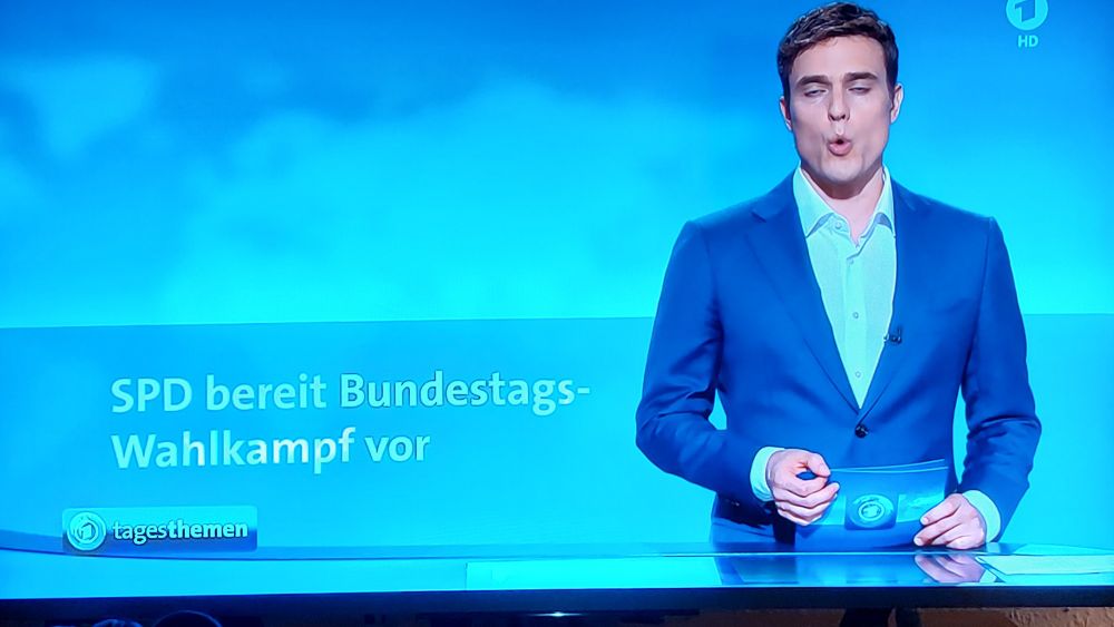 Tagesschau mit Fehler im Hintergrund.