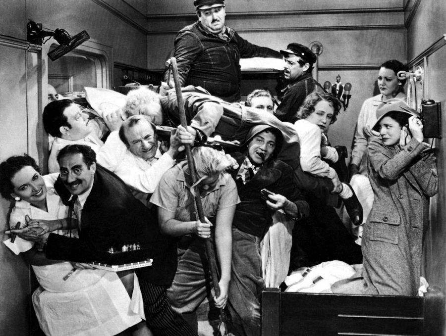 El camarote de los hermanos Marx, un montón de personas apiladas en una sola habitación. 