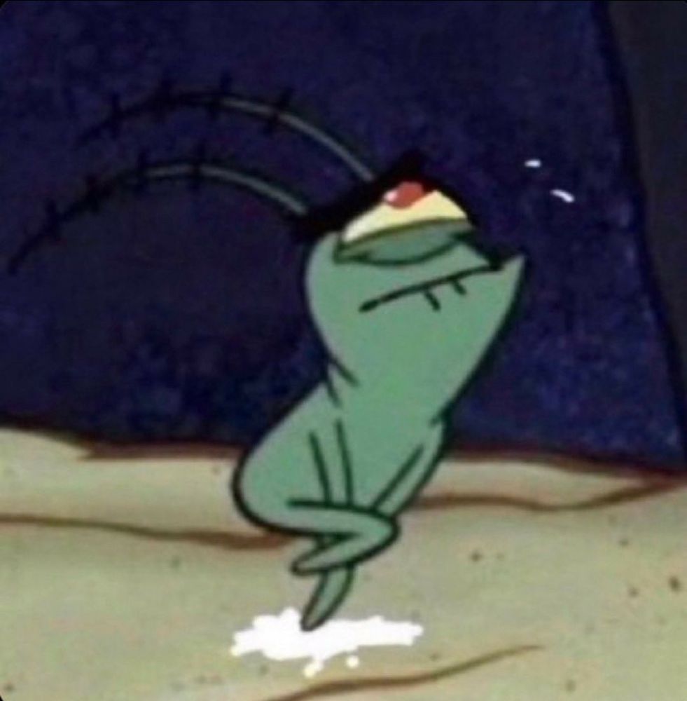 Imagem do Plankton do desenho Bob Esponja calça quadrada, com uma das pernas dobradas e suas mãos na região da virilha. Ele está com uma expressão de estar apertado/com dor e embaixo de seus pés há uma poça de um líquido branco.

Plankton é verde, com um olho só e antenas de barata. Ele está sobre a areia na frente de um muro azul escuro.