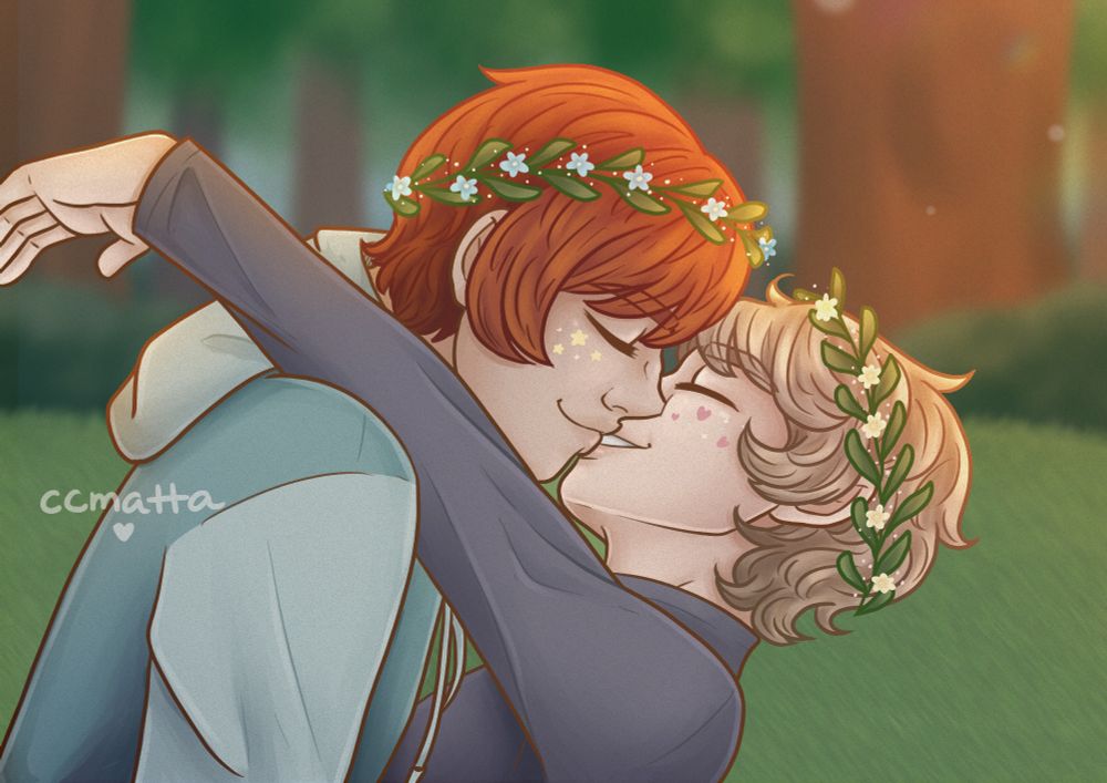 Arte dos meus personagens, Matthew e Natan. Matt é ruivo de cabelo liso curto; Natan tem o cabelo loiro escuro, ondulado e curto. Eles estão se beijando, sorrindo; Matt um sorriso fininho, Nate um sorriso aberto. O braço de Nate tá estendido, apoiado no ombro do Matt. Ambos usam coroas de pequenas flores; Matt, flores azuis e Natan, amarelas clarinhas. O fundo é de um parque, com arbustos e arvores, tudo desfocado.