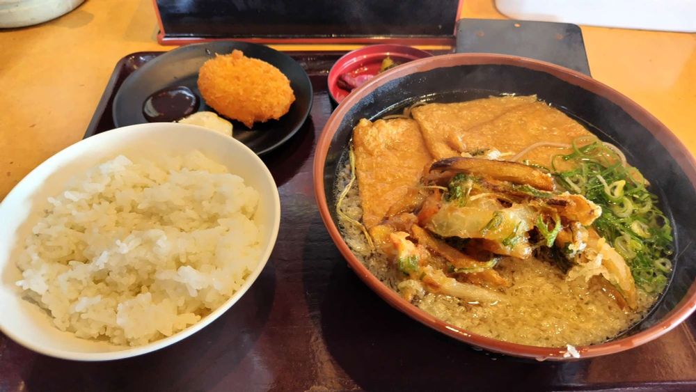 かき揚げ蕎麦，きつねトッピング，ライス付き（おまけでコロッケもついてきた）
