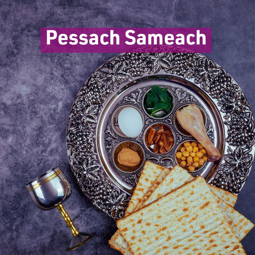 Ein Kelch, Essen auf einem silbernen Teller. Weiße Schrift auf lila Hintergrund: Pessach Sameach