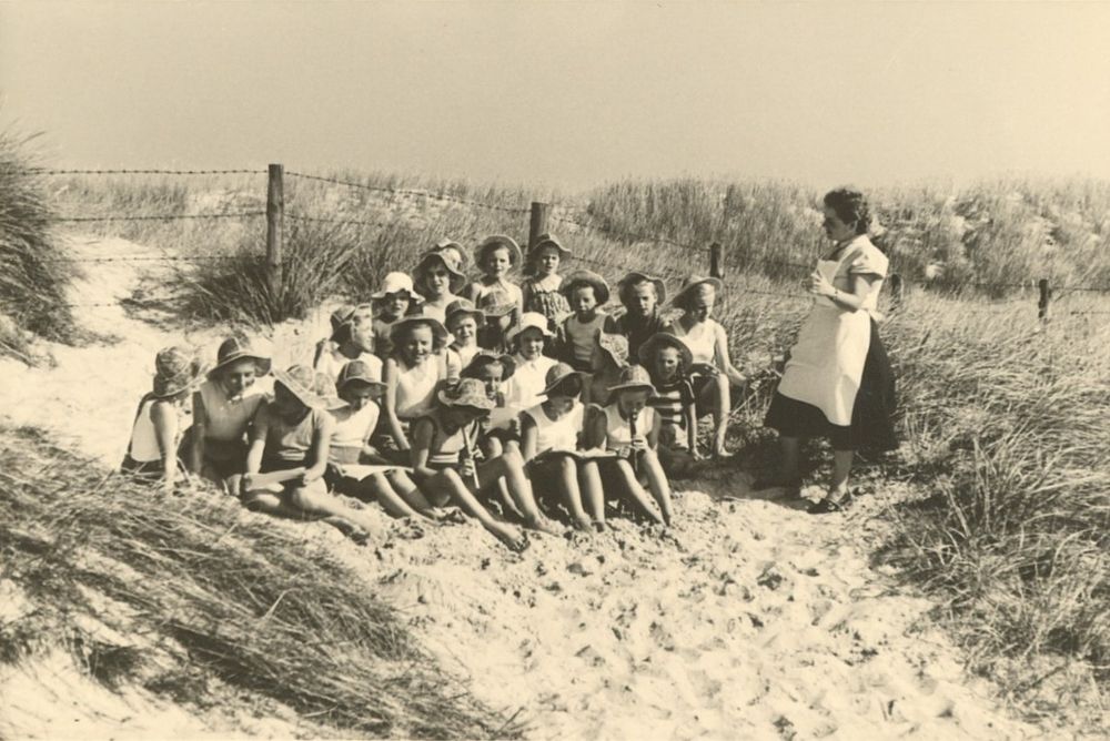 eine Gruppe von Kindern sitzt im Sand