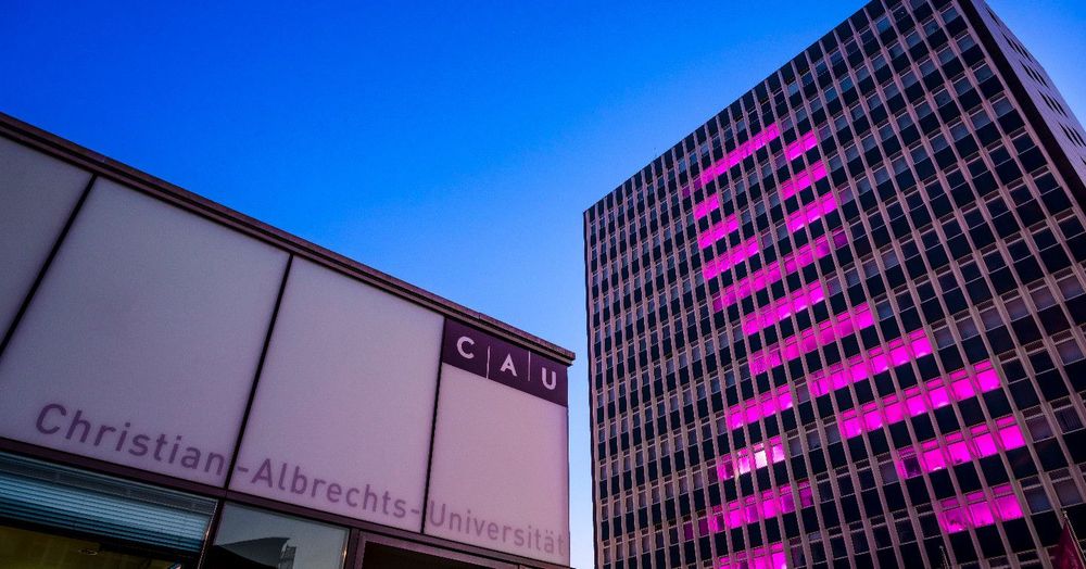 ein Gebäude mit lila Lichtern